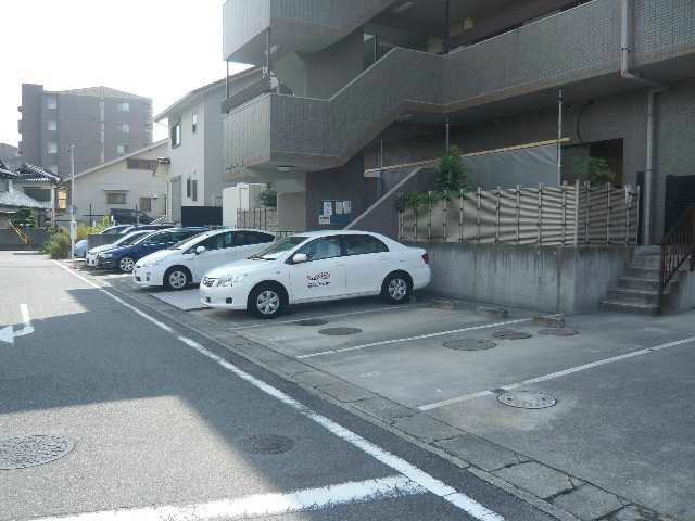 レジデンス赤池の駐車場