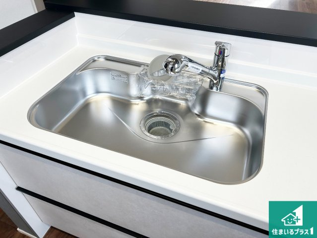 神戸市北区広陵町　第24期　新築一戸建ての独立洗面台|清潔感のある洗面台です。フラットな鏡は掃除がしやすく毎日清潔！ホースは引き出して使えるので洗顔やお掃除の際に便利です！