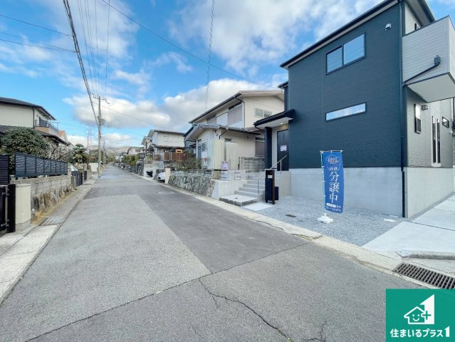 神戸市北区広陵町　第24期　新築一戸建ての前面道路含む現地写真|周辺は閑静な住宅街！前面道路広々で車の出し入れも便利です。駐車が苦手な方でも安心して車庫入れできます！