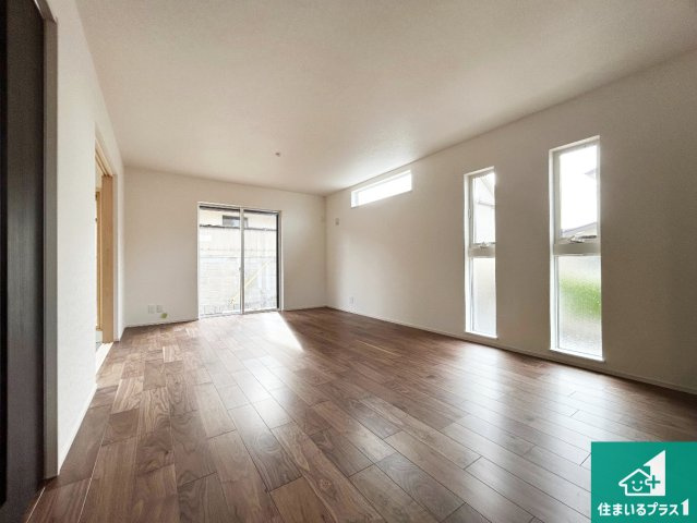 神戸市北区広陵町　第24期　新築一戸建ての居間・リビング|日当たり良好の明るいリビングで朝の目覚めもスッキリできそう！対面キッチンでご家族のコミュニケーションも自然と増える設計！小さなお子様が遊ぶスペースを作っても広々とくつろげるLDK！