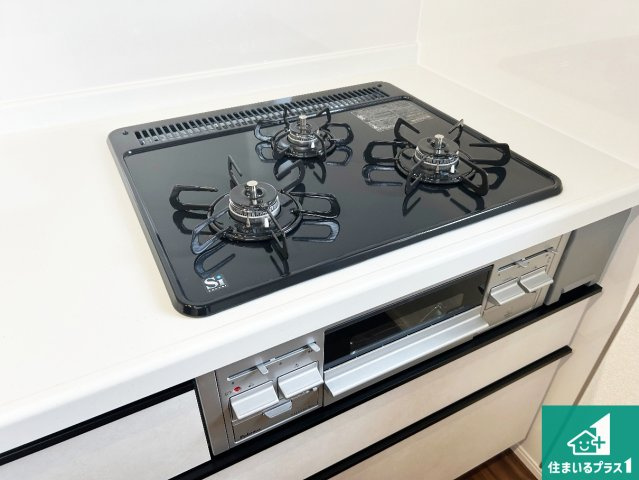 神戸市北区広陵町　第24期　新築一戸建ての設備|ダブル高火力Ｓｉセンサー付きコンロ！３口あるので、まとめて料理をする時も大活躍！
