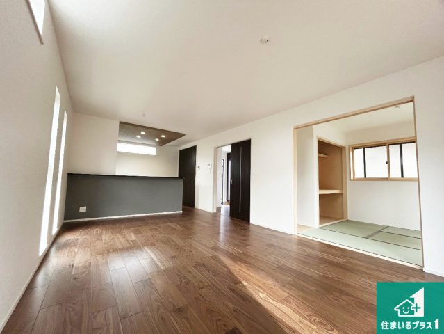 神戸市北区広陵町　第24期　新築一戸建ての居間・リビング|日当たり良好の明るいリビングで朝の目覚めもスッキリできそう！対面キッチンでご家族のコミュニケーションも自然と増える設計！小さなお子様が遊ぶスペースを作っても広々とくつろげるLDK！