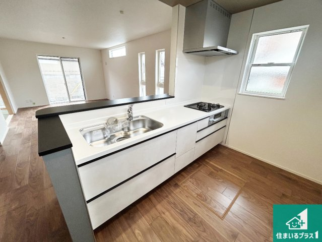 神戸市北区広陵町　第24期　新築一戸建てのキッチン|子供を見守りながらお料理が出来るため家族のコミュニケーションか増えます♪スペースが広く確保されている為お子様が大きくなったときは一緒に料理を楽しめます♪