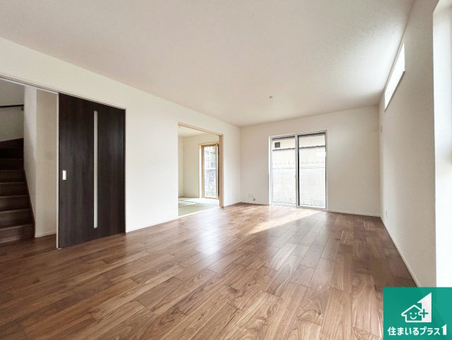 神戸市北区広陵町　第24期　新築一戸建ての居間・リビング|明るいリビングで朝の目覚めもスッキリできそう！対面キッチンでご家族のコミュニケーションも自然と増える設計！小さなお子様が遊ぶスペースを作っても広々とくつろげるLDK！