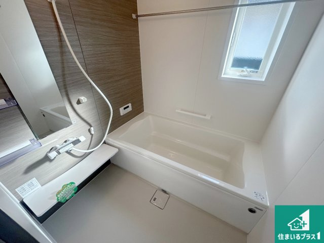 神戸市北区広陵町　第24期　新築一戸建ての浴室|足をゆったり伸ばして寛げる浴槽です。窓が設けられていますので差し込む光が明るく穏やかな雰囲気にしてくれます♪浴室乾燥機も設置しているので、雨の日の洗濯物も安心です♪