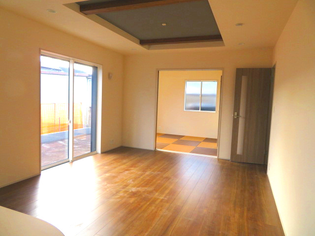 高崎市吉井町長根（全１棟）1号棟の居間・リビング|大きな窓のあるリビングは明るく解放感溢れる空間。居心地良くご家族皆が寛げる憩いの空間です。生活の中心となるLDKが広いので、家族とのコミュニケーションを促進する拘り設計となっています(⌒∇⌒)
