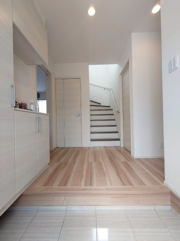 ◆全居室７帖以上◆駐車３台可能◆前道広々６ｍ◆南丹市日吉町胡麻行ヶ谷の玄関|玄関