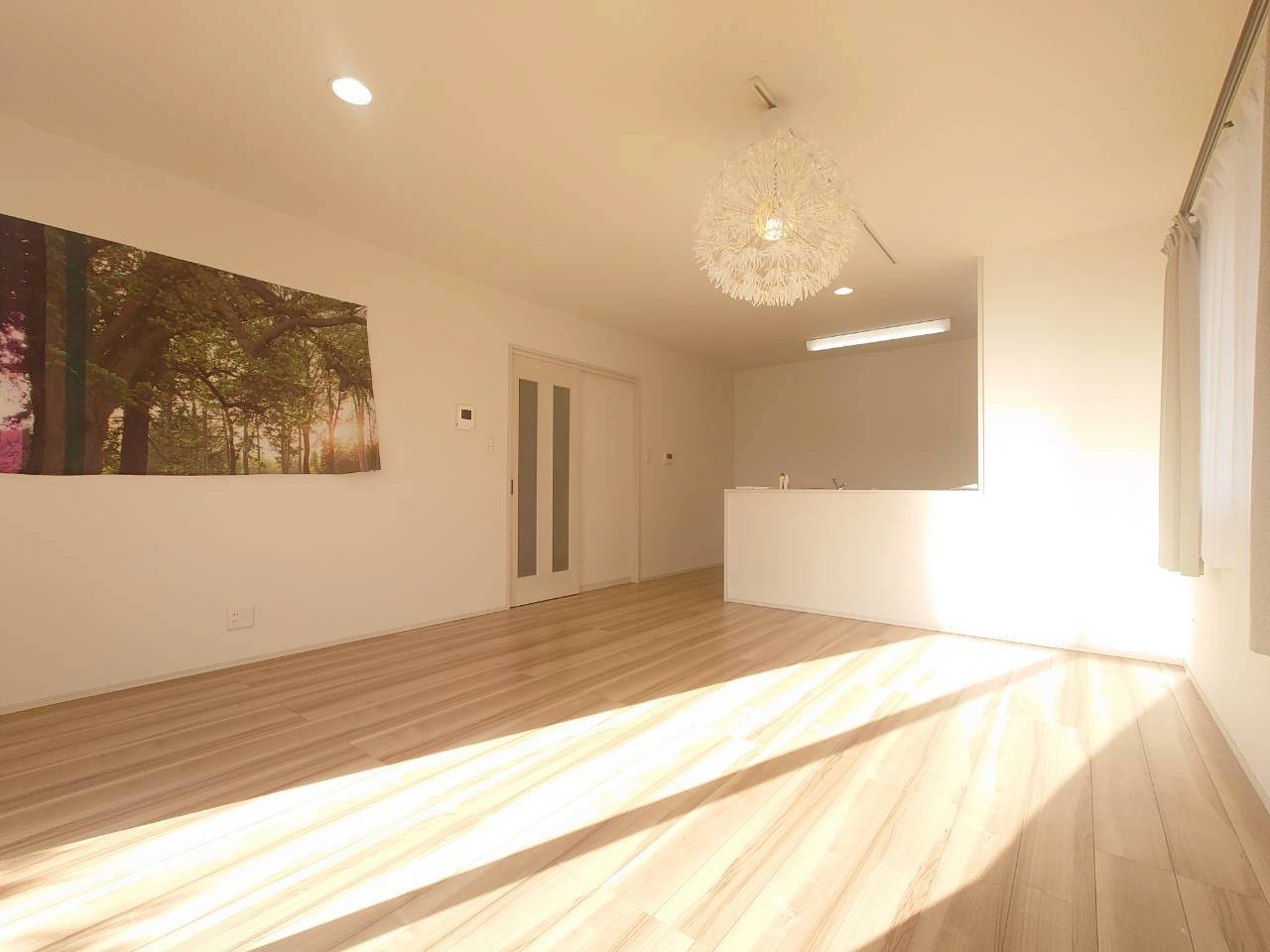 ◆全居室７帖以上◆駐車３台可能◆前道広々６ｍ◆南丹市日吉町胡麻行ヶ谷の居間・リビング|リビング