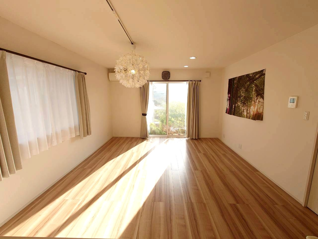 ◆全居室７帖以上◆駐車３台可能◆前道広々６ｍ◆南丹市日吉町胡麻行ヶ谷の居間・リビング|リビング