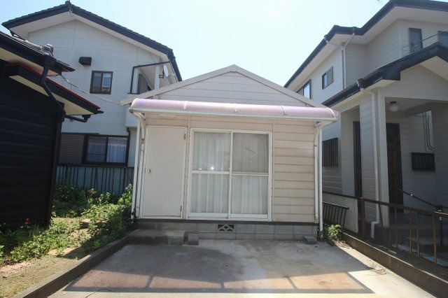 小山市東間々田2丁目の玄関|敷地内には便利な物置スペース付き！アウトドア用品や季節物の収納にも重宝します。