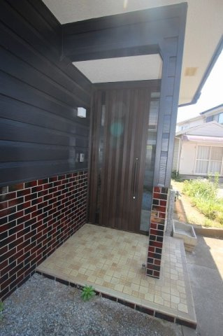 小山市東間々田2丁目のその他|重厚感のある玄関ポーチが住まいの印象をアップ！雨の日でも出入りしやすい設計です。