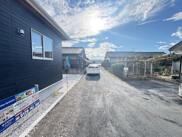 上里町七本木（全1棟）1号棟の前面道路含む現地写真