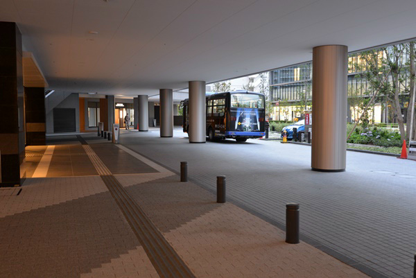 車寄せスペース★居住者専用の新橋までのシャトルバスもここから乗車できます！