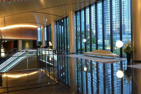 ホテルライクなロビーです！コンシェルジュデスクの方も暖かく出迎えて下さいます！ホットするロビーです。