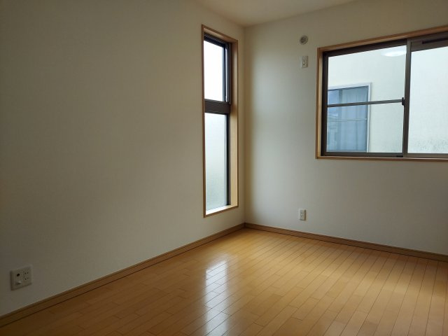 宝塚市中筋7丁目一戸建の洋室|2階洋室南側約6帖