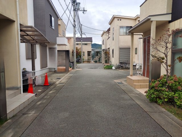 宝塚市中筋7丁目一戸建の前面道路含む現地写真