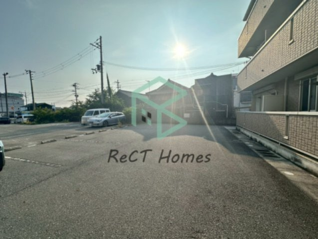 姫路市亀山の賃貸マンションの駐車場