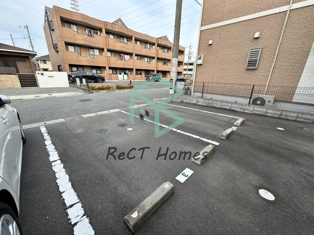 メゾンドコンフォートの駐車場