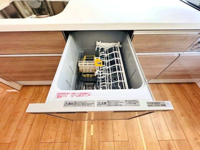 【キッチン】 | 練馬区三原台2丁目　新築一戸建住宅（成増店） | 食器洗乾燥機標準装備。食後の片づけがはかどり、夫婦の時間を作ってくれます。