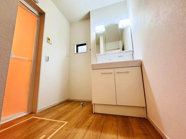 【独立洗面台】 | 練馬区三原台2丁目　新築一戸建住宅（成増店） | 奥様嬉しい三面鏡付洗面化粧台採用。収納力もございます。