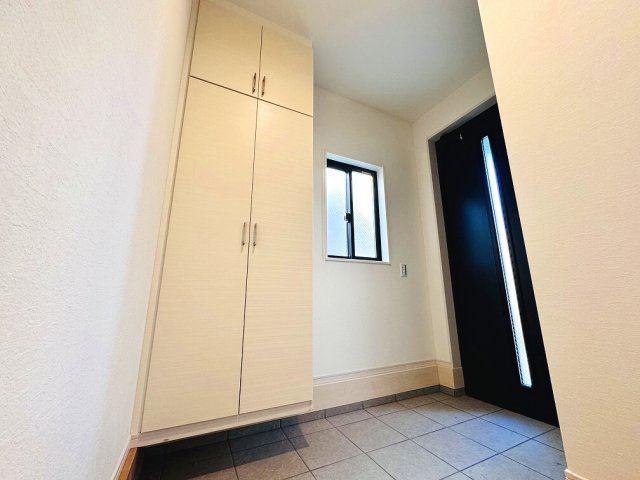 【玄関】 | 練馬区三原台2丁目　新築一戸建住宅（成増店） | 家族を出迎えてくれる玄関。今日も一日お疲れ様でした。
