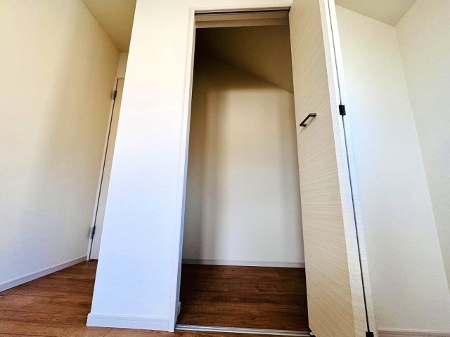【収納】 | 練馬区三原台2丁目　新築一戸建住宅（成増店） | 5.3帖洋室内のクローゼット。