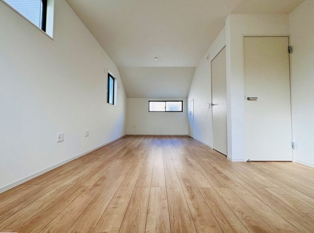 【洋室】 | 練馬区三原台2丁目　新築一戸建住宅（成増店） | 10.8帖の洋室。間仕切り壁が設置可能（有償）となっており、将来的に5.6帖と5.2帖に部屋を分けられるフレキシブル仕様となっています。