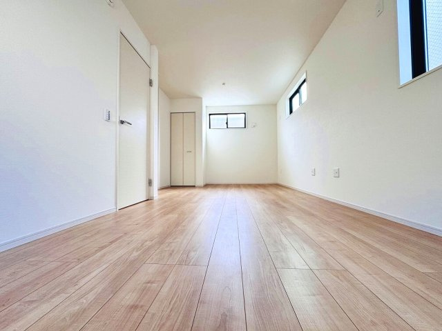 【洋室】 | 練馬区三原台2丁目　新築一戸建住宅（成増店） | 10.8帖の洋室。間仕切り壁が設置可能（有償）となっており、将来的に5.6帖と5.2帖に部屋を分けられるフレキシブル仕様となっています。