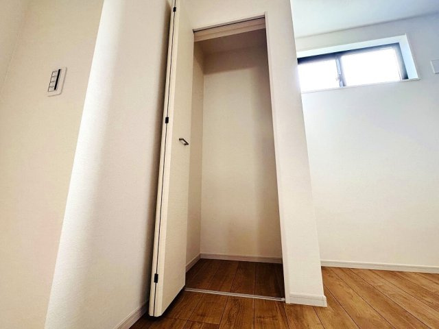 【収納】 | 練馬区三原台2丁目　新築一戸建住宅（成増店） | 10.8帖の洋室内収納。