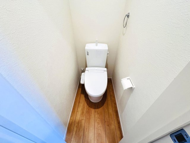 【トイレ】 | 練馬区三原台2丁目　新築一戸建住宅（成増店） | 1階2階にそれぞれ設置されている為、忙しい朝の時間帯でも安心。