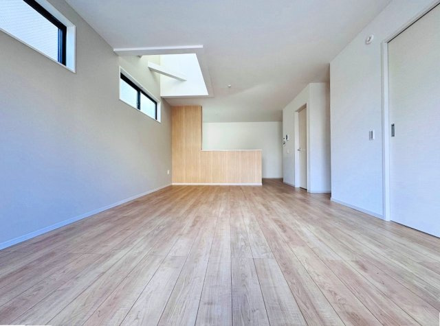 【居間・リビング】 | 練馬区三原台2丁目　新築一戸建住宅（成増店） | 19帖超えの広々LDK。開口部も多く、明るい室内。