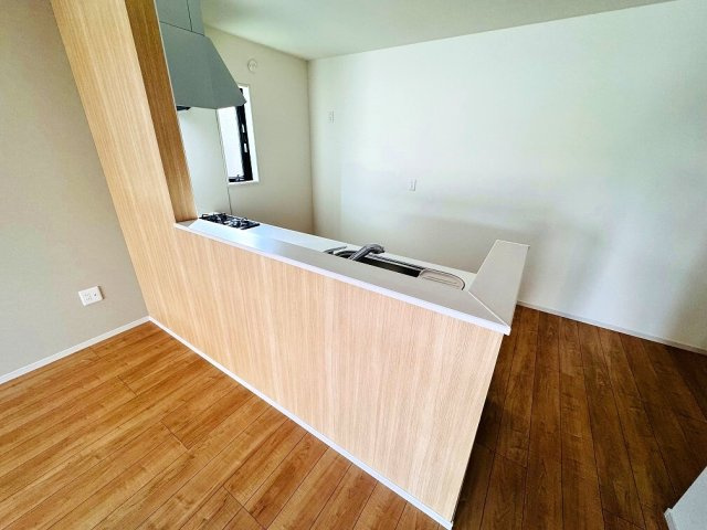 【キッチン】 | 練馬区三原台2丁目　新築一戸建住宅（成増店） | 人気の対面式キッチン採用。リビングのお子様の様子を確認しやすいので安心。