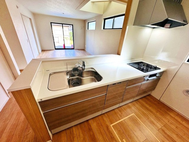 【キッチン】 | 練馬区三原台2丁目　新築一戸建住宅（成増店） | 人気の対面式キッチン採用。リビングのお子様の様子を確認しやすいので安心。