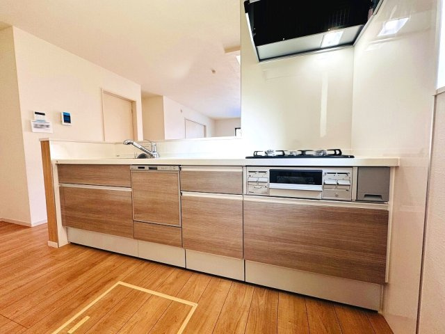【キッチン】 | 練馬区三原台2丁目　新築一戸建住宅（成増店） | フローリングの調和のとれたキッチン面材。