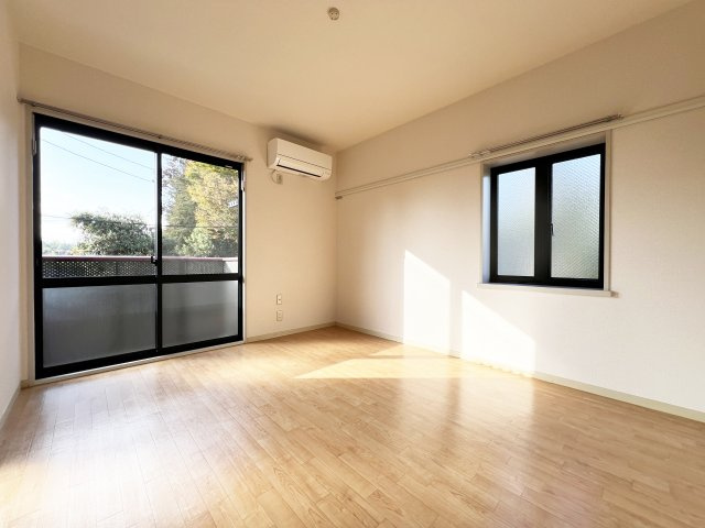 メープルタウンＣ号棟の洋室|２面窓、バルコニーにも出れます