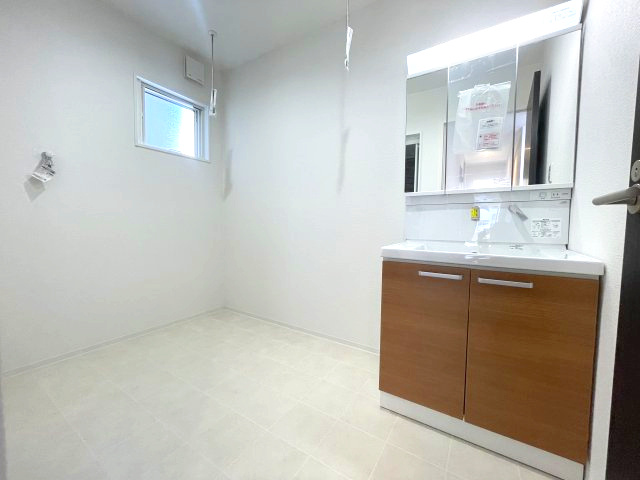 佐伯区五日市中央1丁目　№36017の独立洗面台|隣には物干しスペースが
あります。