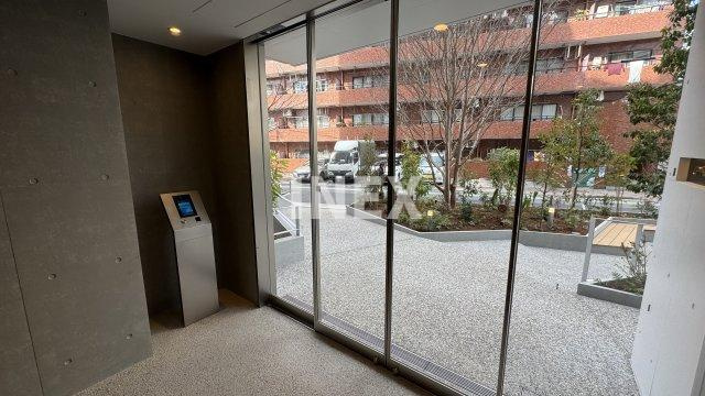 横浜市西区平沼１丁目の賃貸マンションのエントランス
