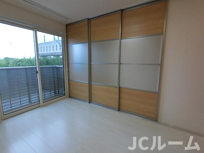 クレストの洋室