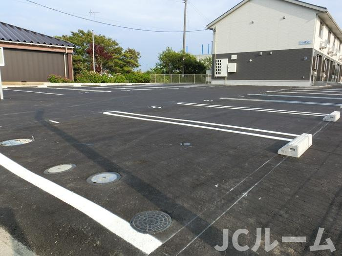 クレストの駐車場