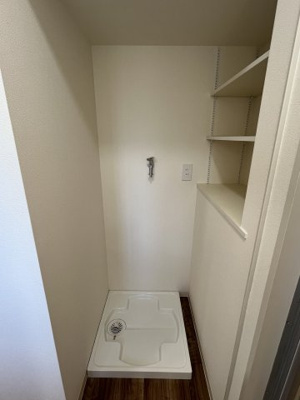 【その他】 | 谷口マンション | 室内洗濯機置き場　収納棚もあり便利です