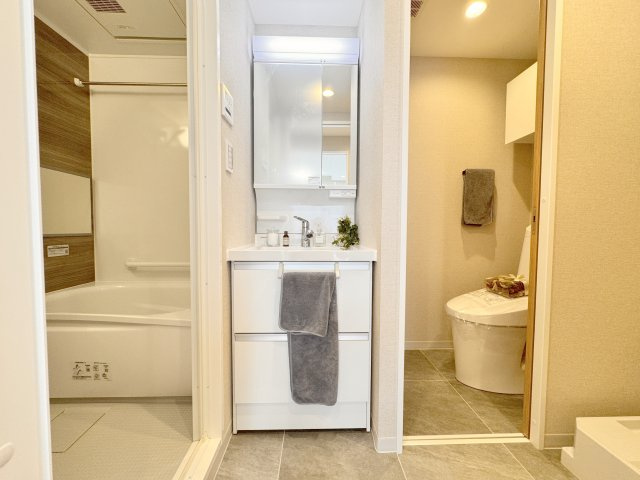 エスポワール岩淵の洗面所|洗面からお化粧まで！忙しい朝の準備にぴったりなシャワー付き洗面化粧台付き