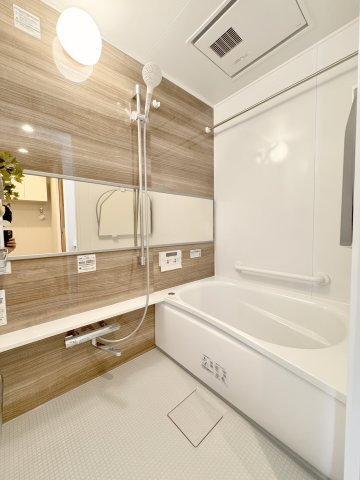 エスポワール岩淵の浴室|一日の疲れを癒すバスルームは、心地よいリラックスを叶える清潔感溢れる美しい空間です。上質が感じられるカラーリングで、清潔な空間美を実現しています。