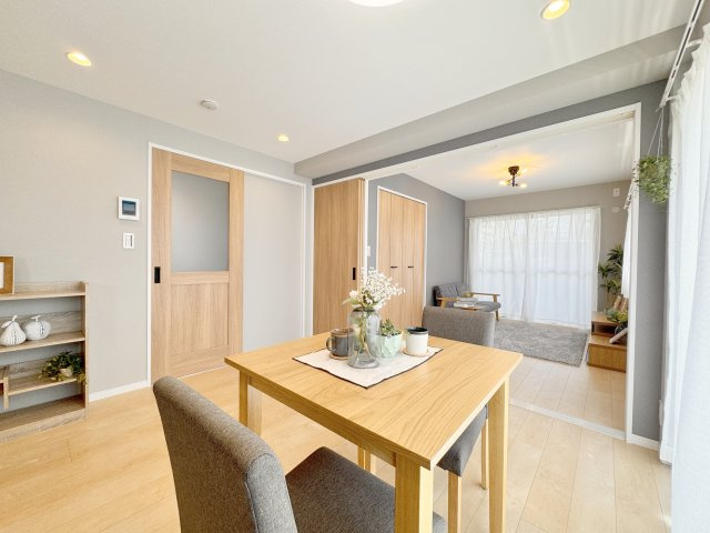 エスポワール岩淵の居間・リビング|◎明るくにぎやかな家族にふさわしい、日差しあふれる９．７帖のLDK