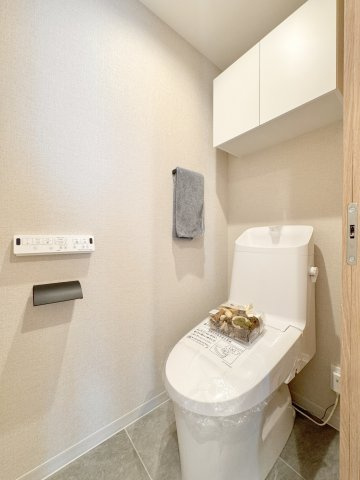 エスポワール岩淵のトイレ|◎トイレは温水便座機能付きの最新のものにフルチェンジしております。温水便座機能等の多数機能を付随した、使い勝手良好なものを搭載。365日気持ちよくご使用いただける空間です。