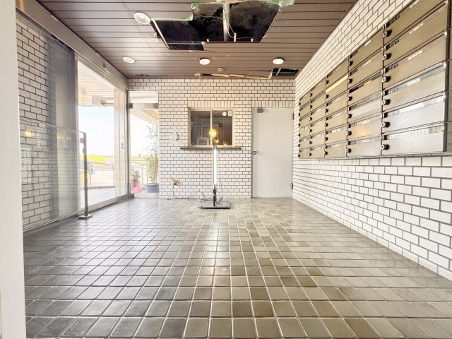 エスポワール岩淵のエントランス|◎広々としたエントランスが開放感を演出。居住者をあたたかく迎え入れてくれます♪