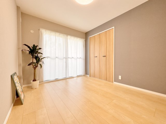 エスポワール岩淵の洋室|◎【約６帖】明るく広々したおしゃれな空間　1日の疲れをいやす主寝室です