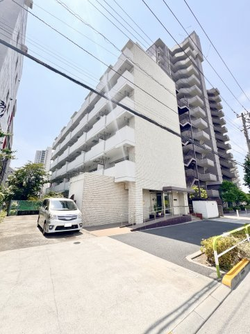 エスポワール岩淵の外観|時代の流れに惑わされないシックなカラートーンで街並みに溶け込む外観。