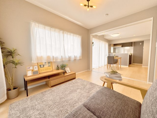 エスポワール岩淵の居間・リビング|やわらかい陽光が差し込み、明るいお部屋を演出する設計♪採光の取れる窓が気持ちのよいお部屋を創り上げます(^^)