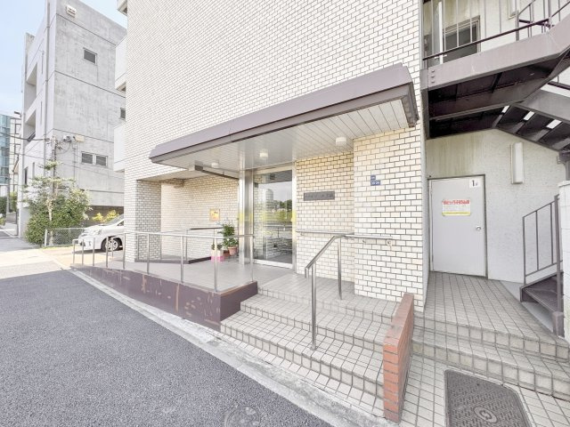 エスポワール岩淵のエントランス|清掃がいきわたっており、とてもきれいなエントランスロです♪