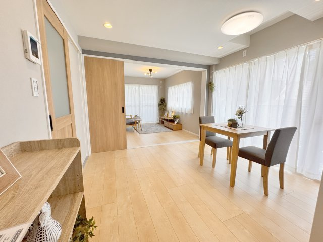 エスポワール岩淵の居間・リビング|光と風があふれる開放的なダイニングキッチンには　自然と家族みんなが集まってきます。